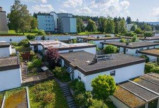 Hauszugang und Garagen