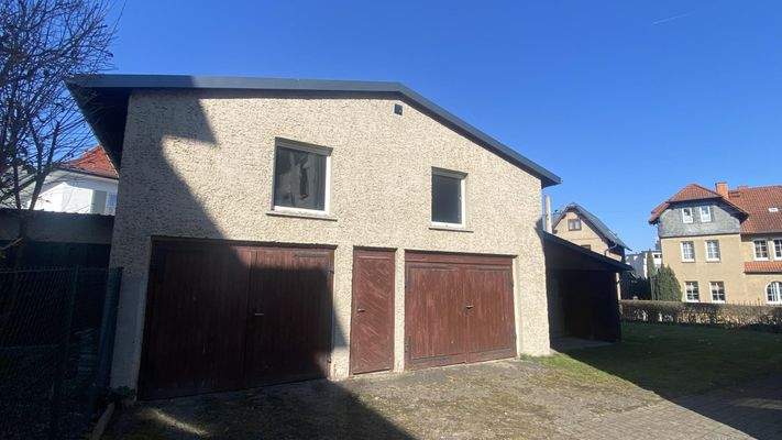 Nebengebäude mit zwei Garagen, Carport und Abstellflächen