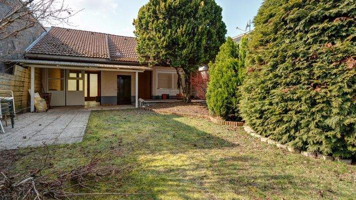 Blick aufs Haus vom Garten