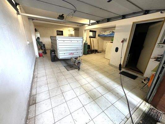 Keller Doppelgarage mit seitlichem Abstellplatz für Anhänger