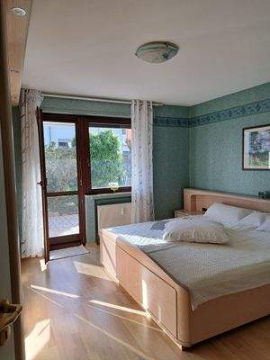 Schlafzimmer mit Zugang Terrasse.jpg