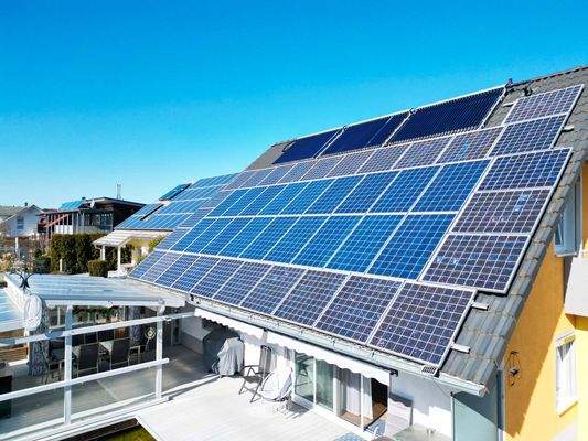 Außenansicht: Großflächige Photovoltaik nutzt die Sonne effizient für den Haushalt