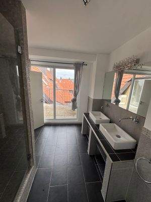 Bad -OG- mit Blick  auf die Dachterrasse.jpg