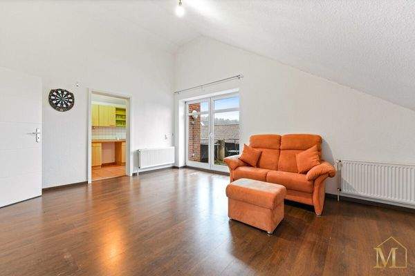 Wohnzimmer mit Zugang zum Balkon