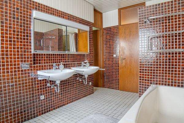 Badezimmer mit Badewanne und Dusche