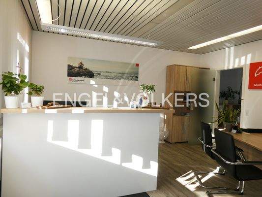 Eingangsbereich im Versicherungsbüro im Erdgeschoss links