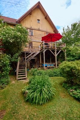 Garten mit Blick zum Haus und Terrasse