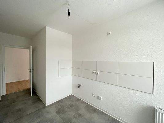 Küche mit modernem Fliesenspiegel