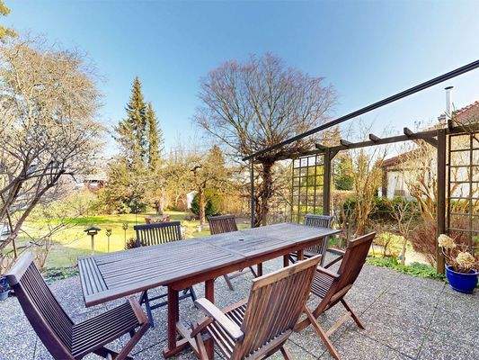Terrasse mit Blick in den Garten