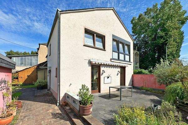 Fußweg zum Haupteingang