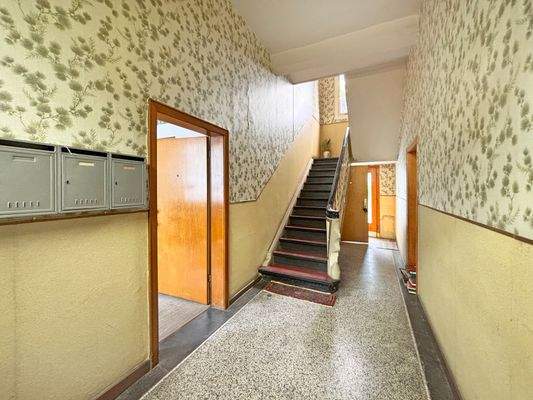 Hauseingangsbereich mit Treppe