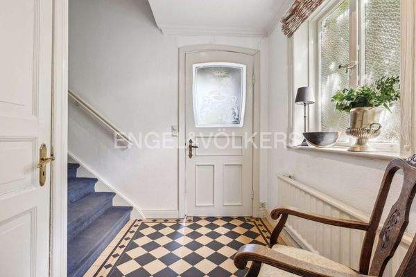  Tür zum Windfang mit graviertem Glaseinsatz