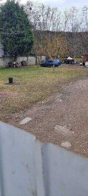 Grundstück breit, seitlich Mauer