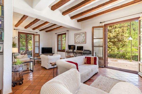 Gemütlicher Wohnbereich mit Terrassenzugang von 2 Seiten