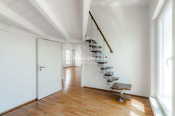 Helles Kinderzimmer mit eingezogener Holzgalerie