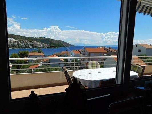 Glücksgefühle und Meerblick auf dem Balkon