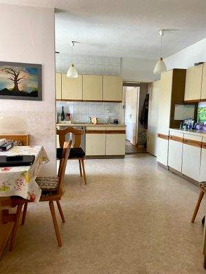 große Küche mit Essbereich