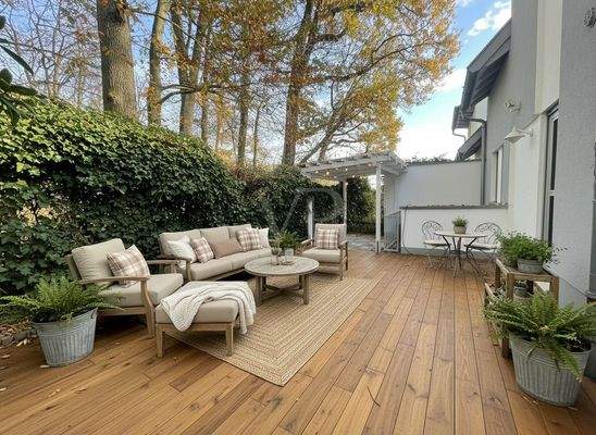 Hintere Terrasse mit Beispielmöblierung