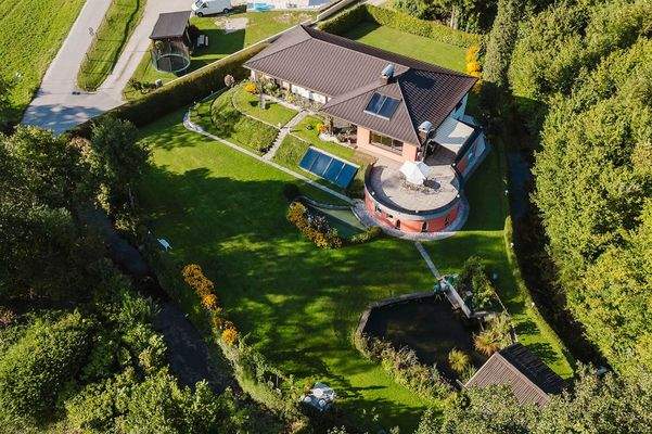 Ein Haus, das sich harmonisch in die Landschaft fügt