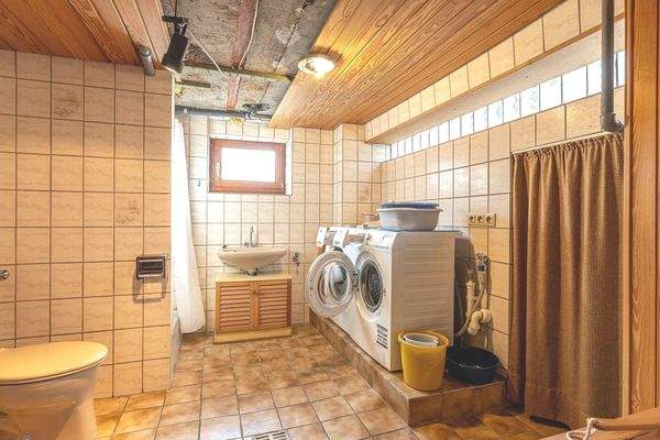 Waschküche und Bad im Keller