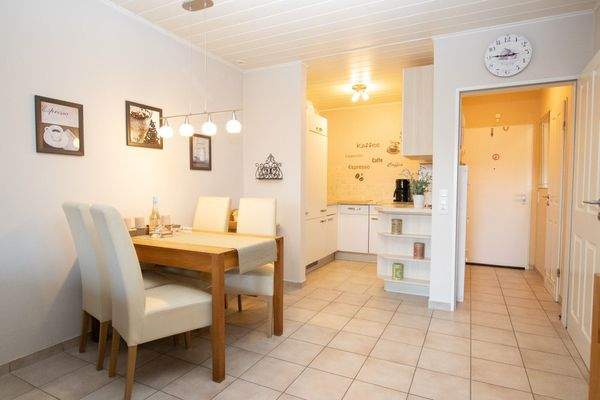 Essbereich, Küche und Eingangsbereich