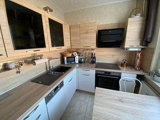 moderne Küche, verbleibt in der Whng., 2 Jahre alt