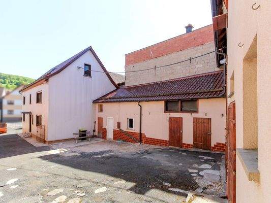 Wohnhaus, Scheune und Hoffläche