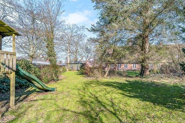 großzügiger Gartenbereich