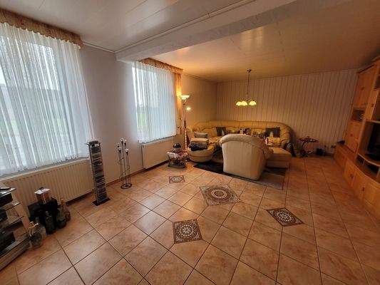 EG großes Wohnzimmer mit Kachelkamin