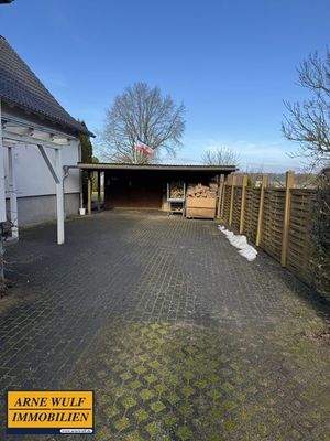 Auffahrt mit Carport