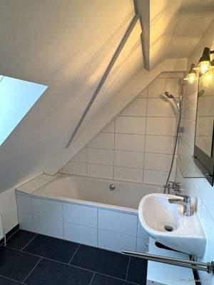 Das bereits renovierte Badezimmer im 2.OG