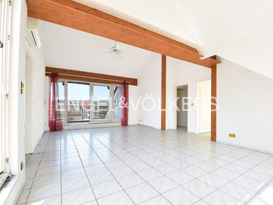 Ihr großer Wohn-Essbereich mit Balkonzugang