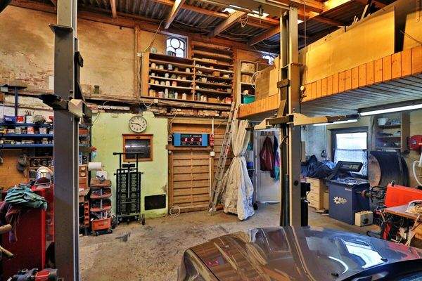 Voll ausgestattete Oldtimer-Werkstatt