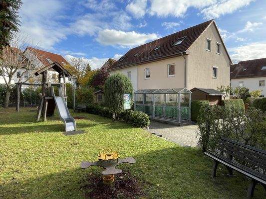 Außen Vorderansicht mit Spielplatz