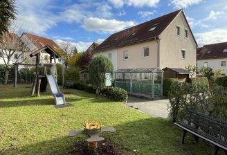 Außen Vorderansicht mit Spielplatz