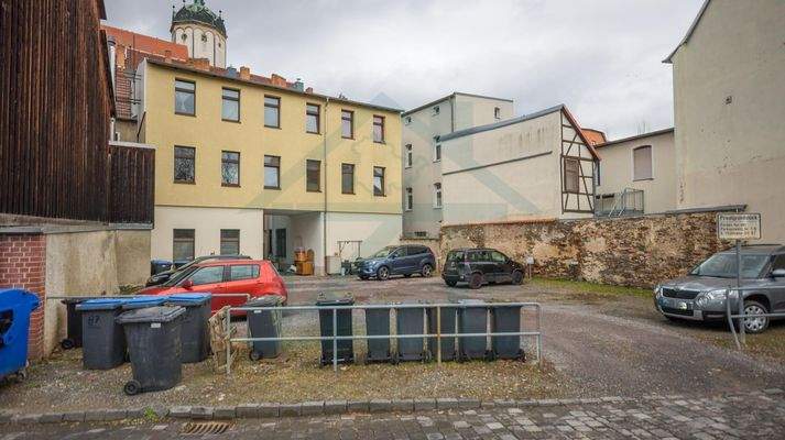 Rückansciht mit Grundstück