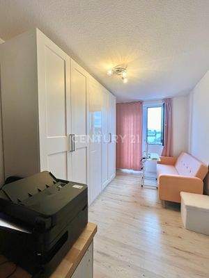 Hinter dem Vorhang versteckt sich sogar ein zweiter Balkon!