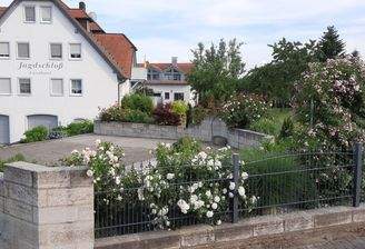 Außenansicht mit Stellplatz