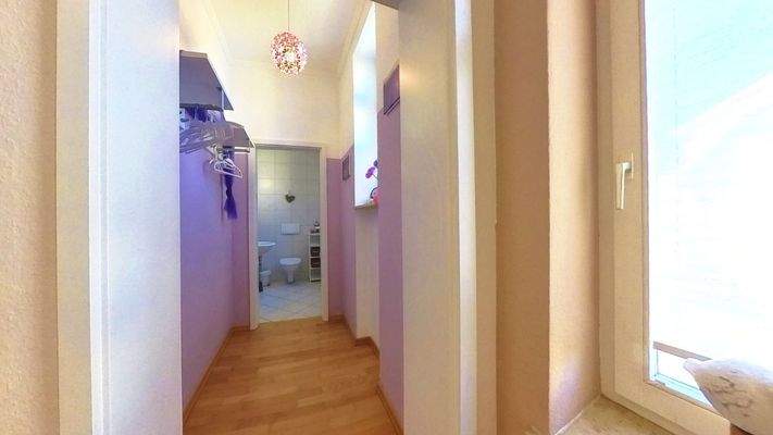 Garderobe, dahinter das Gästebad