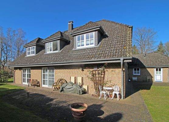 Seitenansicht mit Terrasse