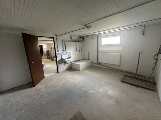Waschraum mit Zugang Garage