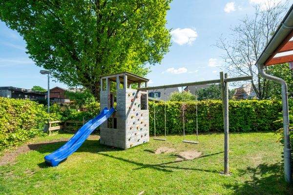 Mit Spielgerät für die kleinen