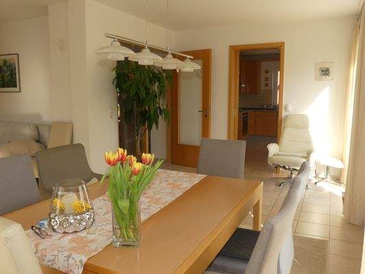 Mit Blick in die separate Küche