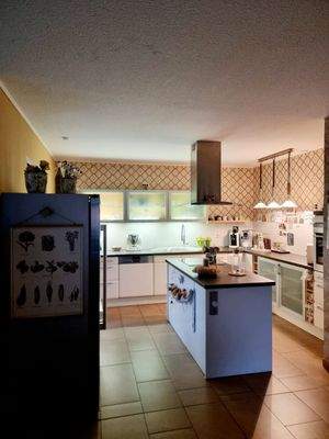 Küche mit Einbauküche.jpg