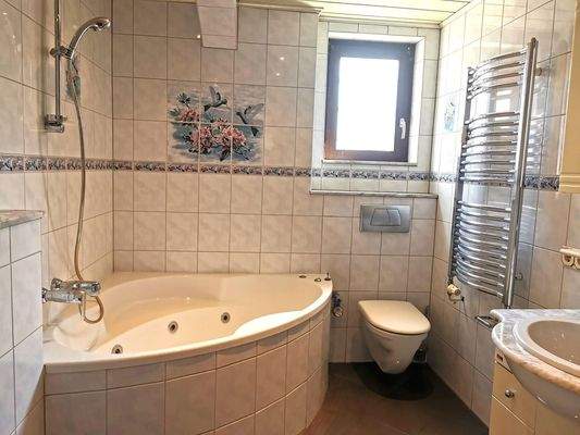 Bad mit Badewanne und WC