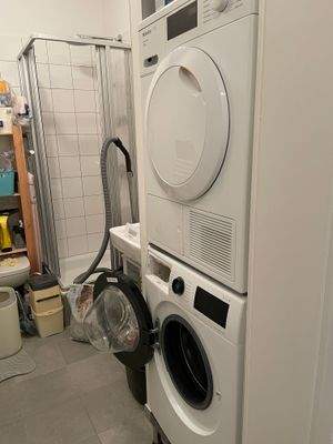 Kleines Badezimmer mit Toilette und Waschbereich 