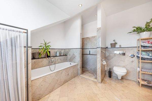 1. Bad mit Wanne u Dusche