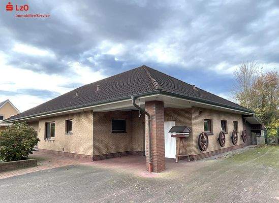 Garage und Seitenansicht des Hauses