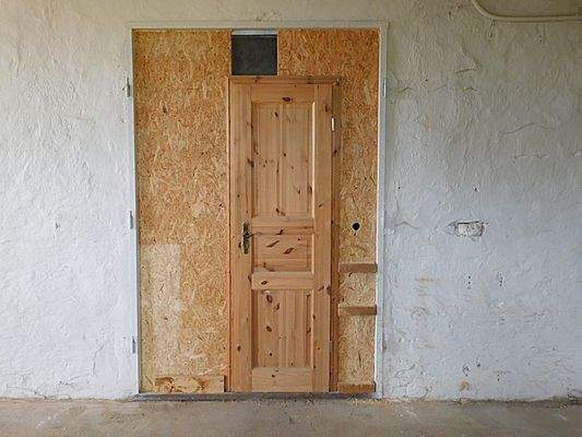 Rampenhalle: Abstellraum Tür 