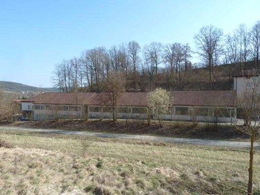 Gesamtansicht der Gewerbeimmobilie von Norden